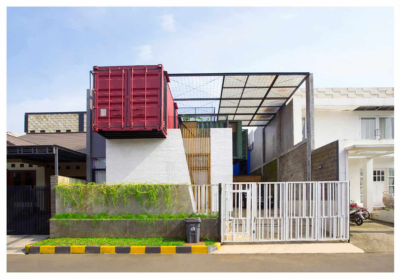 Mẫu nhà đẹp 2 tầng được thiết kế từ container cũ