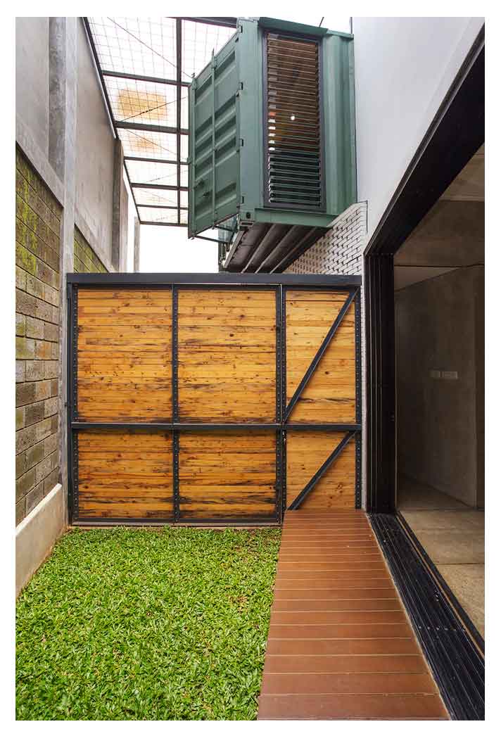 Mẫu nhà đẹp 2 tầng được thiết kế từ container cũ