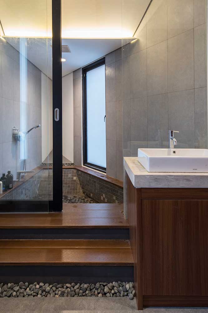 Mẫu thiết kế nhà đẹp 2 tầng với khối vát chéo ở mặt tiền | ND68-009