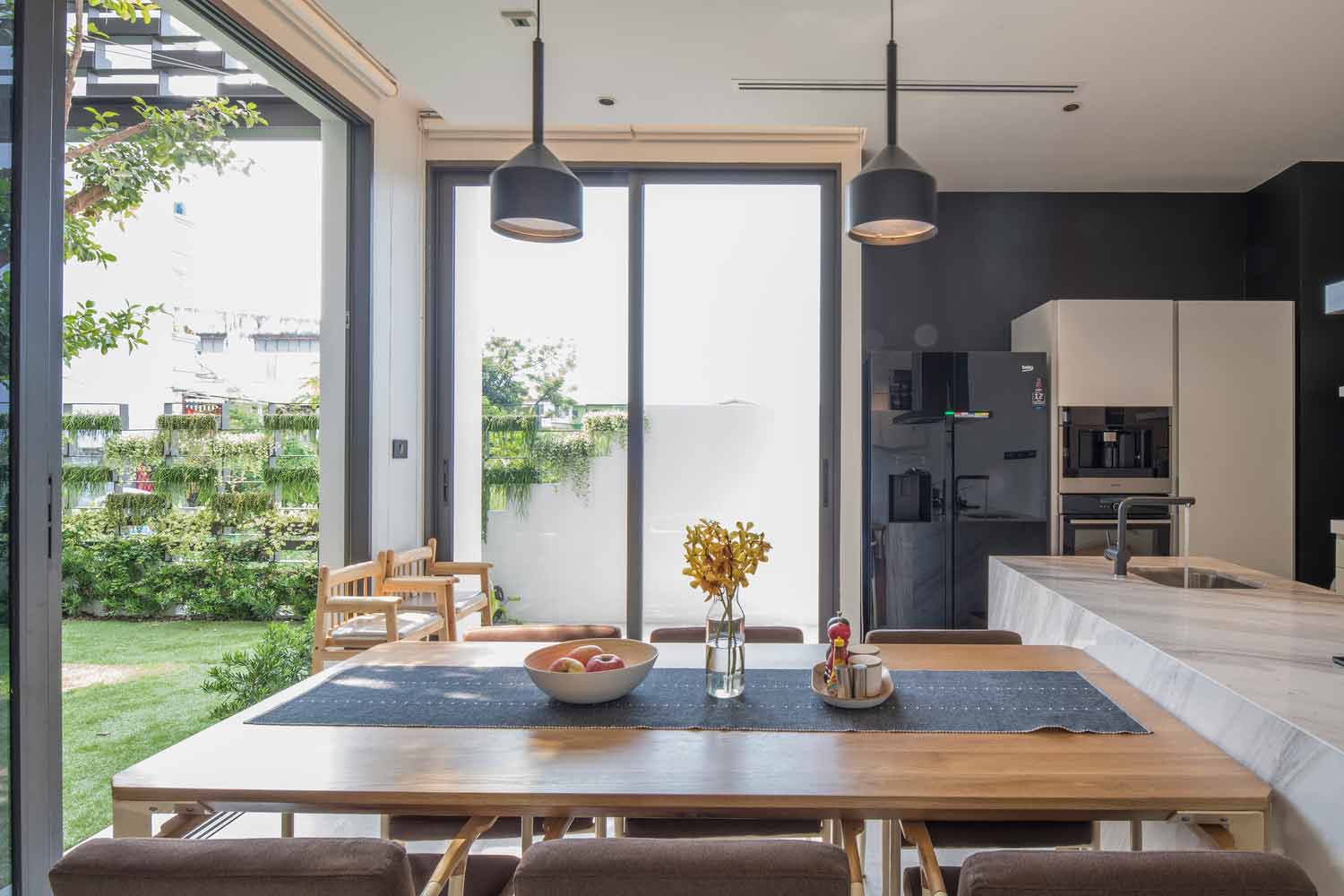Mẫu thiết kế nhà đẹp 2 tầng với những mảng cây xinh xắn so le độc đáo