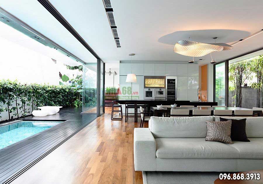 Mẫu thiết kế phòng khách biệt thự đẹp nhìn ra bể bơi sân vườn