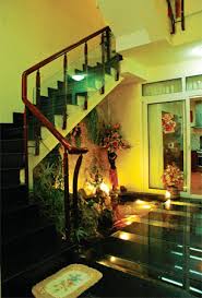 Tiểu cảnh dưới gầm cầu thang giúp tô điểm cho ngôi nhà.
