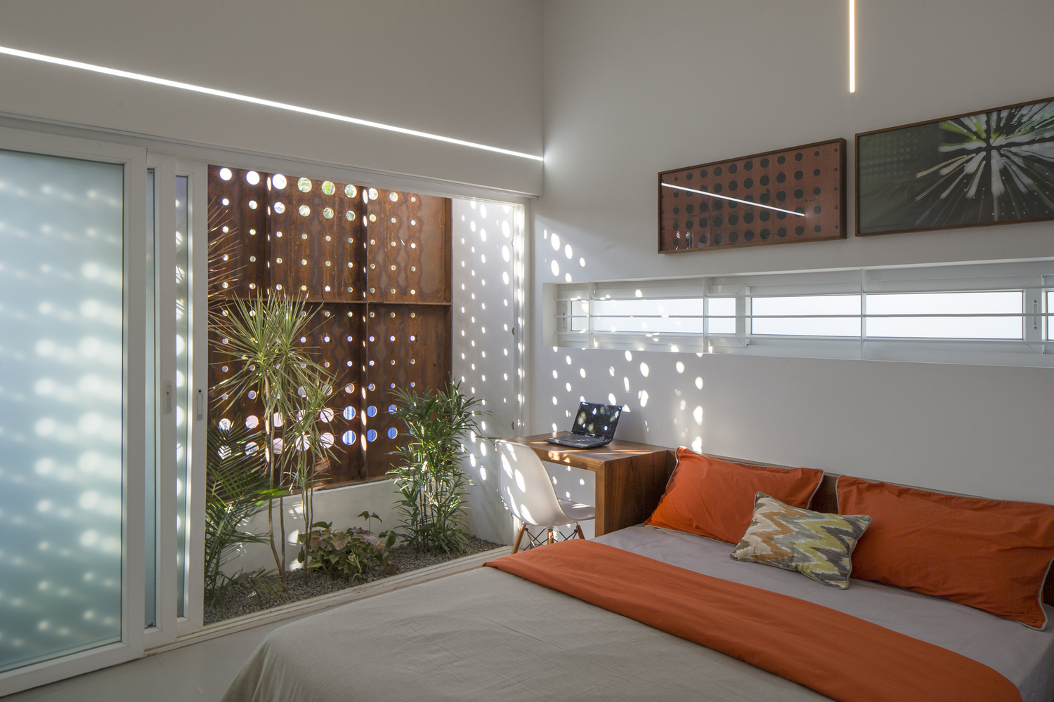 Mẫu nhà đẹp 3 tầng, 3 phòng ngủ thông thoáng cùng bức tường biết “thở” ở mặt trước và trung tâm ngôi nhà | ND68-032